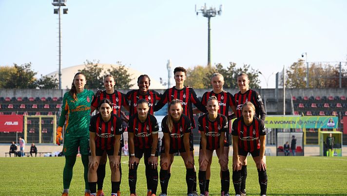 FIORENZUOLA D'ARDA, ITALY - NOVEMBER 08: The AC Milan Women starting eleven line up for a team photo prior to kick off in the Serie A Women match between AC Milan and Juventus FC at Velodromo Attilio Pavesi on November 08, 2025 in Fiorenzuola d'Arda, Italy. (Photo by Giuseppe Cottini/AC Milan via Getty Images) femminile-milan-indieci-e-battuto-su-rigore-beffa-a-seregno-contro-il-como
