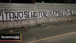 VIDEO – Lo striscione di protesta contro la squadra: “Uomini di m***a e traditori”