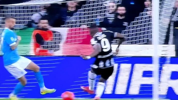 Udinese-Napoli 0-0, Davis porta in vantaggio i bianconeri: ma era in fuorigioco VIDEO Udinese-Napoli 0-0, Davis porta in vantaggio i bianconeri: ma era in fuorigioco VIDEO - immagine 1