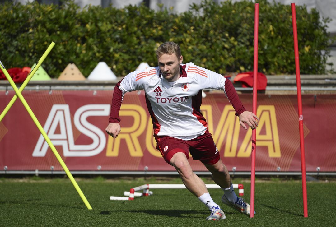 Roma, ripresa degli allenamenti a Trigoria dopo il Porto – FOTO GALLERY - immagine 4