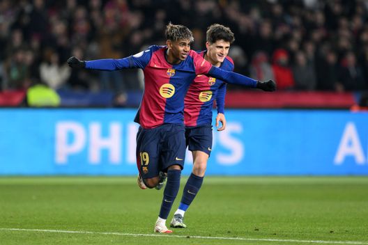 Lamine Yamal esulta dopo una rete segnata con il Barcellona (Foto di David Ramos/Getty Images) Lamine
