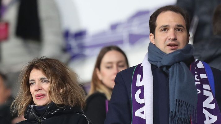 FLORENCE, ITALY - DECEMBER 03: Rocco Commisso president of ACF Fiorentina his wife Catherine and his son Joseph during the Coppa Italia match between ACF Fiorentina and AS Cittadella at Stadio Artemio Franchi on December 3, 2019 in Florence, Italy. (Photo by Gabriele Maltinti/Getty Images) Calcio e Finanza: ipotesi cessione, ma quando? Priorità e tempistiche dei Commisso - immagine 1