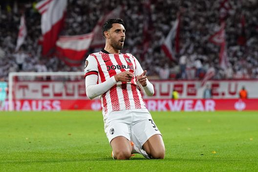 FREIBURG IM BREISGAU, GERMANY - OCTOBER 23: Vincenzo Grifo of SC Freiburg celebrates scoring his team's second goal during the UEFA Europa League 2025/26 League Phase MD3 match between SC Freiburg and FC Utrecht at Stadion am Wolfswinkel on October 23, 2025 in Freiburg im Breisgau, Germany. (Photo by Daniela Porcelli/Getty Images) Streaming Leverkusen-Friburgo: Diretta TV e live gratis- immagine 3