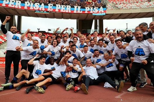 La squadra del Pisa festeggia durante la partita di Serie B tra SSC Bari e AC Pisa 1909, il 4 maggio 2025 a Bari Serie A 2025/26: dal Napoli alla Cremonese, le 20 squadre della massima serie- immagine 9