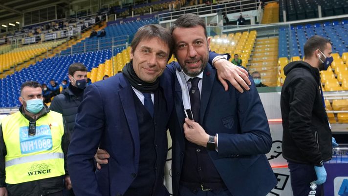 PARMA, ITALY - MARCH 04: Head coach FC Internazionale Antonio Conte and head coach Parma Calcio Roberto D'Aversa pose for a photo during the Serie A match between Parma Calcio and FC Internazionale at Stadio Ennio Tardini on March 04, 2021 in Parma, Italy. (Photo by Claudio Villa - Inter/Inter via Getty Images) Empoli, D’Aversa: “Conte un amico, cerco ancora i punti deboli! Ecco cosa faceva a Siena” - immagine 1