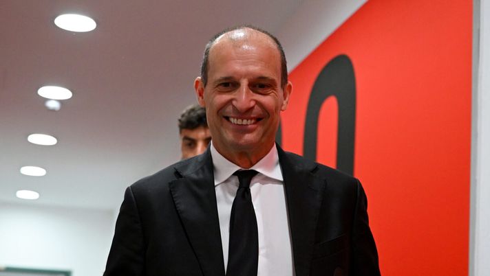 MILAN, ITALY - MAY 24: head coach of AC Milan Massimilano Allegri arrives at the stadium prior to the Serie A match between AC Milan and Cagliari Calcio at Giuseppe Meazza Stadium on May 24, 2026 in Milan, Italy. (Photo by Francesco Scaccianoce/AC Milan via Getty Images) Sky – Allegri al Napoli, è fatta: intesa totale! Prima la risoluzione col Milan poi firmerà per… - immagine 1