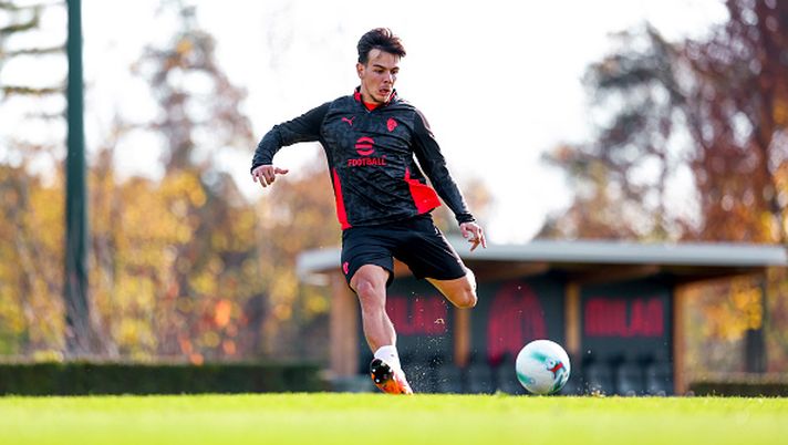 CAIRATE, ITALY - NOVEMBER 13: Ardon Jashari of AC Milan in action during an AC Milan Training Session at Milanello on November 13, 2025 in Cairate, Italy. (Photo by Giuseppe Cottini/AC Milan via Getty Images) Milan-Virtus Entella su Milan TV: test amichevole su misura per Jashari