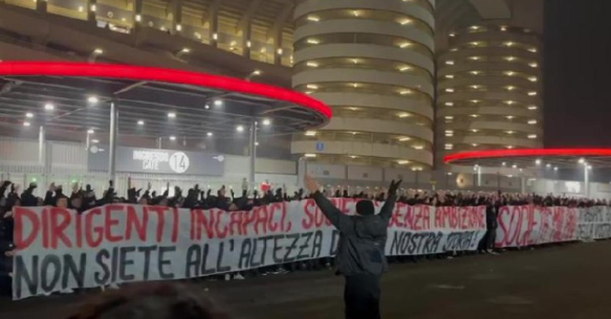 Milan, i tifosi in protesta: “Noi non siamo americani” | VIDEO