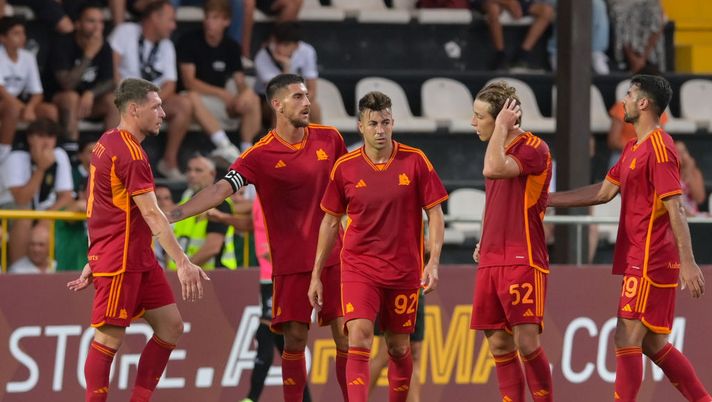 FARO, PORTUGAL - AUGUST 02: Lorenzo Pellegrini of AS Roma celebrates after scored the third goal for his team during the pre-season friendly match between SC Farense and AS Roma at Estadio de Sao Luis on August 02, 2023 in Faro, Portugal. (Photo by Fabio Rossi/AS Roma via Getty Images) Dove vedere Tolosa-Roma in Tv e in LIVE streaming - immagine 1