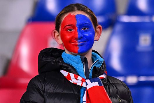 BOLOGNA, ITALIA - 27 NOVEMBRE: Una tifosa truccata posa per una foto prima della partita della Fase a gironi di UEFA Champions League 2024/25 tra Bologna FC 1909 e LOSC Lille allo Stadio Renato Dall'Ara, il 27 novembre 2024 a Bologna, Italia. (Foto di Alessandro Sabattini/Getty Images) Bologna Genoa