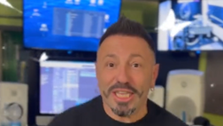 L’ironia di Luca Sepe: il cantante partenopeo risponde a Criscitiello