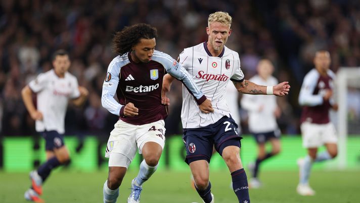 BIRMINGHAM, ENGLAND - SEPTEMBER 25: Boubacar Kamara of Aston Villa and Jens Odgaard of Bologna FC 1909 battle for the ball during the UEFA Europa League 2025/26 League Phase MD1 match between Aston Villa FC and Bologna FC 1909 at Villa Park on September 25, 2025 in Birmingham, England. (Photo by Justin Setterfield/Getty Images) Cor Bo – Odgaard è l’arma in più del Bologna- immagine 1