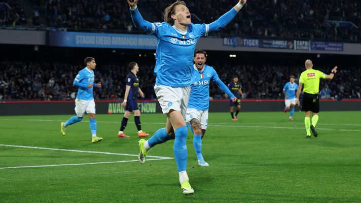 NAPLES, ITALY - JANUARY 14: Scott McTominay of SSC Napoli celebrates after scoring his team's first goal during the Serie A match between SSC Napoli and Parma Calcio 1913 at Stadio Diego Armando Maradona on January 14, 2026 in Naples, Italy. (Photo by Francesco Pecoraro/Getty Images) McTominay, lo scozzese è secondo solo a Di Lorenzo: il dato da leader – Mattino - immagine 1