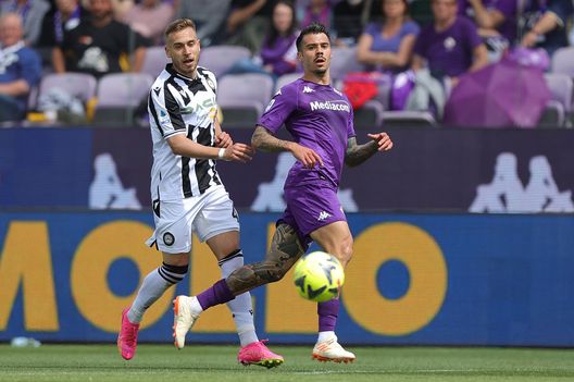 FLORENCE, ITALY - MAY 14: Sandi Lovric of Udinese Calcio battles for the ball with Luca Ranieri of ACF Fiorentina during the Serie A match between ACF Fiorentina and Udinese Calcio at Stadio Artemio Franchi on May 14, 2023 in Florence, Italy. (Photo by Gabriele Maltinti/Getty Images) Con Lovric c’è distanza. Ecco la richiesta dell’Udinese per il mediano- immagine 2