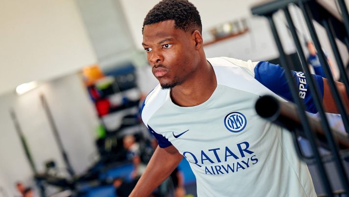 COMO, ITALY - JULY 27: Denzel Dumfries of FC Internazionale in action during the athletic and physical test session at the club's training ground BPER Training Centre at Appiano Gentile on July 27, 2025 in Como, Italy. (Photo by Mattia Ozbot - Inter/Inter via Getty Images) Sky – Inter, ecco la decisione sulla convocazione di Dumfries nel derby: scelta fatta - immagine 1