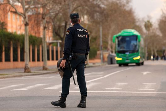 Siviglia, Spagna - 6 marzo 2025: Poliziotto in servizio vede il bus del Betis Siviglia raggiungere lo stadio per gli ottavi di finale di Conference League. (Foto di Fran Santiago/Getty Images) Málaga-Deportivo La Coruña, la polizia arresta un narcotrafficante nel traffico post-partita- immagine 2