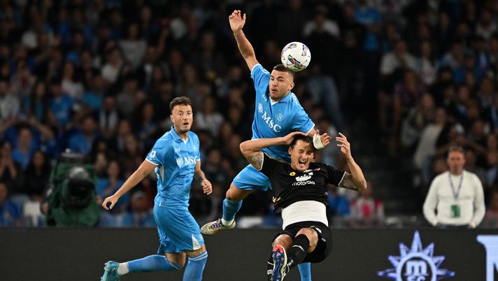 NAPLES, ITALY - SEPTEMBER 29: Alessandro Buongiorno of SSC Napoli battles for possession with Milan Djuric of Monza during the Serie A match between Napoli and Monza at Stadio Diego Armando Maradona on September 29, 2024 in Naples, Italy. (Photo by Francesco Pecoraro/Getty Images) Deja-vù a San Siro: Buongiorno ha ricordato Kim e con lui Rrhamani è tornato grande - immagine 1