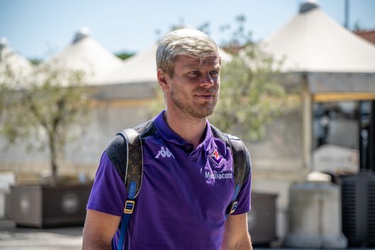 GERMOGLI PH: 23 AGOSTO 2023 FIRENZE LA FIORENTINA E' PARTITA DALL'AEROPORTO DI PERETOLA PER VIENNA PER LA PARTITA DI ANDATA DEI PLAY OFF DI CONFERENZE LEAGUE NELLA FOTO KOKORIN Altri elogi per Kokorin: “Grande forma e l’ha mostrato anche alla Fiorentina”- immagine 2