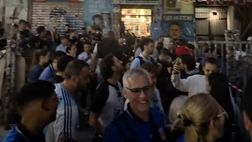 Al murale di Maradona partono i cori per Diego: atmosfera da brividi!