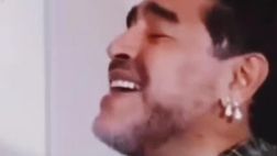 Maradona, fenomeno non solo nel calcio: quando cantò “Perdere l’amore” con D’Alessio