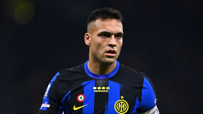 MILAN, ITALY - APRIL 01: Lautaro Martinez of FC Internazionale, in action, looks on during the Serie A TIM match between FC Internazionale and Empoli FC at Stadio Giuseppe Meazza on April 01, 2024 in Milan, Italy. (Photo by Mattia Ozbot - Inter/Inter via Getty Images) (Photo by Mattia Ozbot - Inter/Inter via Getty Images) Inter, Lautaro si taglia le ferie e torna prima: ecco quando sarà a disposizione di Inzaghi - immagine 1