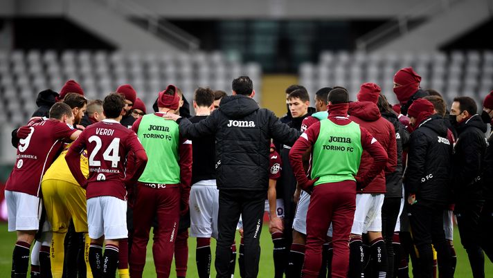 TURIN, ITALY - FEBRUARY 13: Torino FC players and staff form a team huddle following the Serie A match between Torino FC and Genoa CFC at Stadio Olimpico di Torino on February 13, 2021 in Turin, Italy. Sporting stadiums around Italy remain under strict restrictions due to the Coronavirus Pandemic as Government social distancing laws prohibit fans inside venues resulting in games being played behind closed doors. (Photo by Valerio Pennicino/Getty Images) A piccoli passi - immagine 1