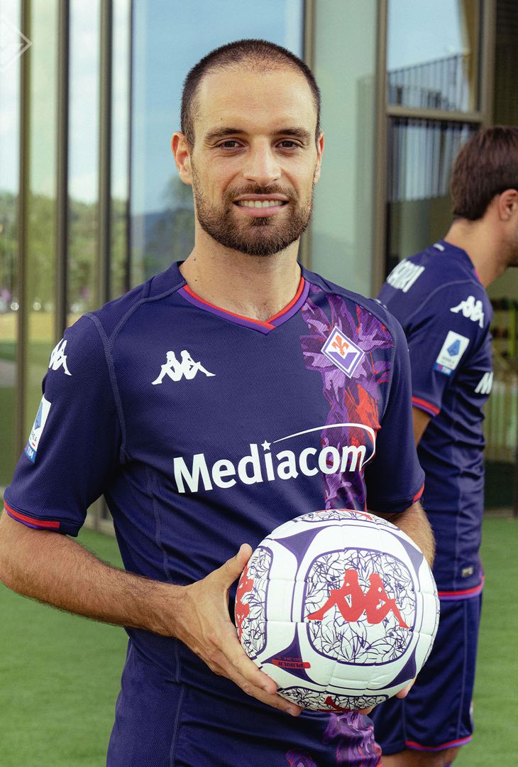 FOTO – Le migliori immagini della nuova terza maglia della Fiorentina - immagine 7