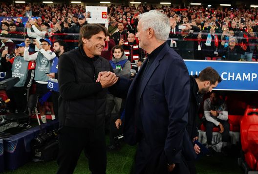 LISBONA, PORTOGALLO - 10 DICEMBRE: Antonio Conte, allenatore del SSC Napoli (a sinistra), e José Mourinho, allenatore del Benfica (a destra), si stringono la mano prima della partita della fase a gironi MD6 della UEFA Champions League 2025/26 tra SL Benfica e SSC Napoli, il 10 dicembre 2025 a Lisbona, Portogallo. (Foto di Gualter Fatia/Getty Images) Napoli, contro il Benfica un ko già nell’aria: niente è perso e testa al campionato- immagine 3