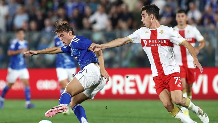 COMO, ITALY - SEPTEMBER 15: Nico Paz of Como 1907 competes for the ball with Patrizio Masini of Genoa CFC during the Serie A match between Como 1907 and Genoa CFC at Giuseppe Sinigaglia Stadium on September 15, 2025 in Como, Italy. (Photo by Marco Luzzani/Getty Images) como genoa