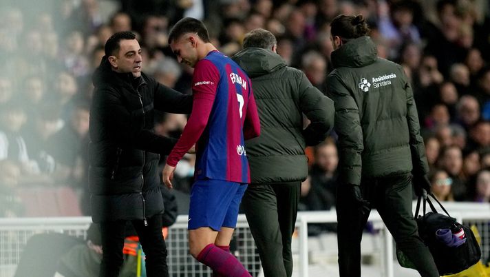 BARCELONA, SPAIN - JANUARY 31: Ferran Torres of FC Barcelona talks to Xavi at the side of the pitch after suffering an injury during the LaLiga EA Sports match between FC Barcelona and CA Osasuna at Estadi Olimpic Lluis Companys on January 31, 2024 in Barcelona, Spain. (Photo by Alex Caparros/Getty Images) UFFICIALE – Infortunio per Ferran Torres, salta il Napoli: la diagnosi - immagine 1
