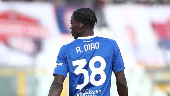 COMO, ITALY - NOVEMBER 08: Assane Diao of Como 1907 looks o during the Serie A match between Como 1907 and Cagliari Calcio at Giuseppe Sinigaglia Stadium on November 08, 2025 in Como, Italy. (Photo by Marco Luzzani/Getty Images) Attaccanti, cosa fare al fanta: Dia, Vlahovic, Stulic, Ngonge, Dzeko, Douvikas, Diao e Sulemana- immagine 1