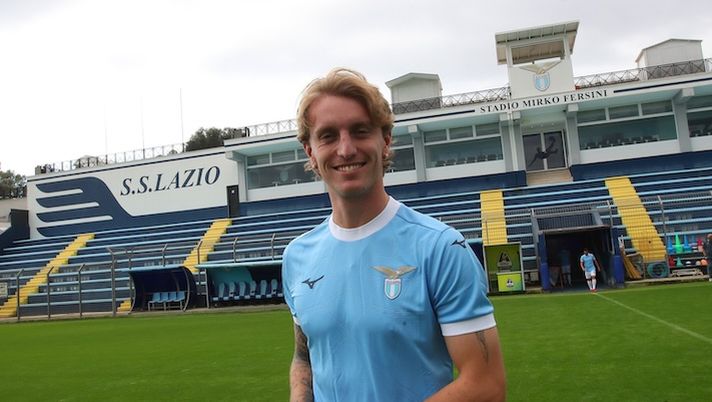 ROME, ITALY - OCTOBER 22: Niccolo Rovella of SS Lazio looks on during the SS Lazio Official team photo at Formello sport center on October 22, 2025 in Rome, Italy. (Photo by Paolo Bruno/Getty Images) DAI CAMPI – Immobile, Thuram, Rovella, Cancellieri, Kolasinac, Israel, Valeri, Ondrejka, Davis: le novità - immagine 1
