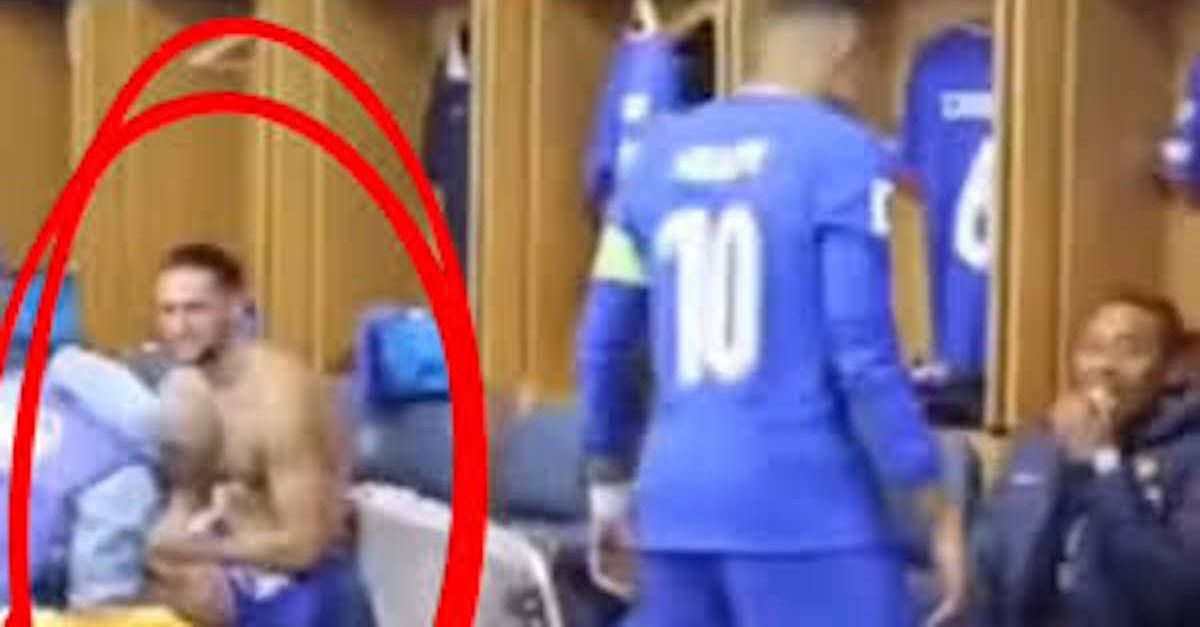 Rabiot, video dallo spogliatoio della Francia: massaggi al polpaccio prima dell’infortunio Rabiot, video dallo spogliatoio della Francia: massaggi al polpaccio prima dell’infortunio