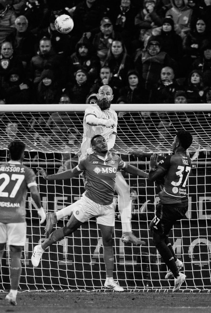 L'esaltazione fulminea generata dal gol-lampo di McTominay e lo spirito di sacrificato mostrato dagli azzurri nell'arco dell'intera gara: due sensazioni umane che vanno a comporre il riassunto 'in bianco e nero' di Cagliari-Napoli realizzato dall'admin dell'account Instagram della compagine partenopea.