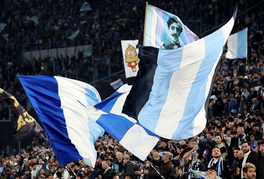 Una panoramica delle bandiere sventolate dai tifosi della Lazio mentre si godono l'atmosfera pre-partita della partita di Serie A tra SS Lazio e AS Roma allo Stadio Olimpico il 13 aprile 2025 a Roma, Italia Serie A: ecco i dati sul numero di spettatori e il riempimento negli stadi- immagine 4