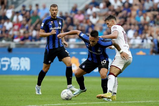 MILAN, ITALY - SEPTEMBER 10: Lautaro Martinez of FC Internazionale is challenged by Sasa Lukic of Torino FC during the Serie A match between FC Internazionale and Torino FC at Stadio Giuseppe Meazza on September 10, 2022 in Milan, Italy. (Photo by Marco Luzzani/Getty Images)