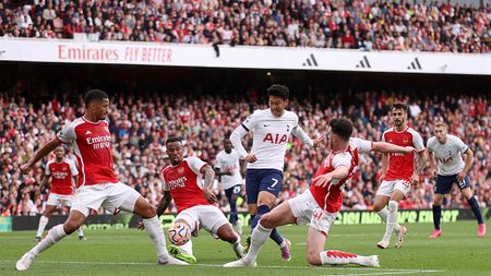 LONDON, ENGLAND - SEPTEMBER 24: Heung-Min Son of Tottenham Hotspur scores the team's first goal during the Premier League match between Arsenal FC and Tottenham Hotspur at Emirates Stadium on September 24, 2023 in London, England. (Photo by Alex Pantling/Getty Images)
