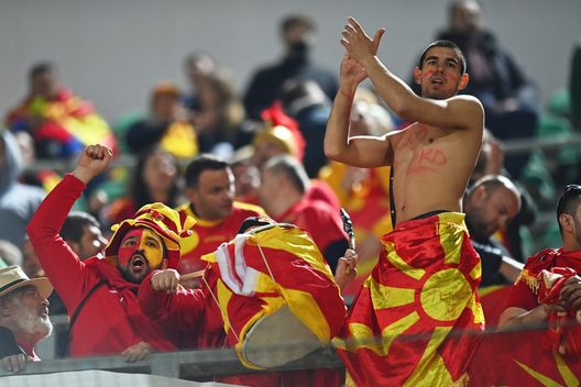 PALERMO, ITALIA - 24 MARZO: I tifosi della Macedonia del Nord mostrano il loro sostegno durante la partita degli spareggi degli ottavi di finale delle qualificazioni alla Coppa del Mondo FIFA 2022 tra Italia e Macedonia del Nord allo Stadio Renzo Barbera il 24 marzo 2022 a Palermo, Italia. (Foto di Tullio M. Puglia/Getty Images) Macedonia del Nord: breve storia calcistica di un Paese che non voleva sparire- immagine 3