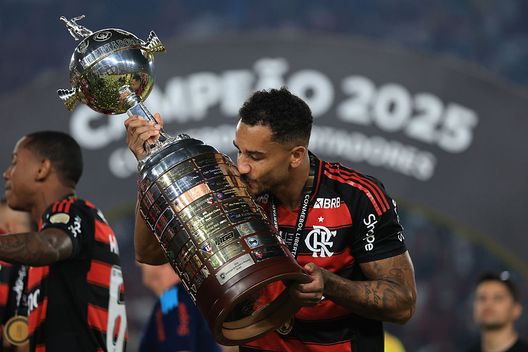 LIMA, PERÙ - 29 NOVEMBRE: Danilo del Flamengo festeggia con il trofeo dopo aver vinto la finale della Copa CONMEBOL Libertadores 2025 tra Palmeiras e Flamengo all'Estadio Monumental il 29 novembre 2025 a Lima, Perù. (Foto di Buda Mendes/Getty Images) Flamengo, il figlio di Danilo “rovina” la festa: ha rivelato di tifare Fluminense- immagine 2