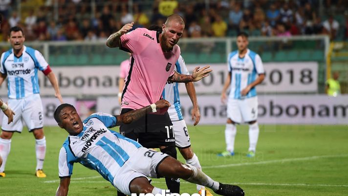 PALERMO, ITALY - AUGUST 06: Michael Folorunsho of Virtus Francavilla and Michel Morganella of Palermo compete for the ball during the Tim Cup match between US Citta' di Palermo and Virtus Francavilla at Renzo Barbera Stadium on August 6, 2017 in Palermo, Italy. (Photo by Tullio M. Puglia/Getty Images) bari