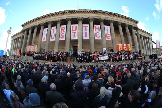 Hillsborough, il ricordo vive: Van Dijk e Slot rendono omaggio alle vittime- immagine 3