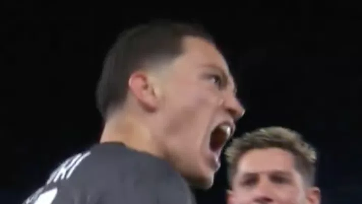 VIDEO Raspadori tira fuori tutta la sua carica nell’esultanza dopo il gol dell’1-1 - immagine 1
