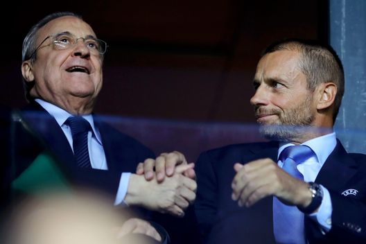 TALLINN, ESTONIA - AUGUST 15: Florentino Pérez, President of Real Madrid (L) and Aleksander Ceferin, President of UEFA shake hands during the UEFA Super Cup between Real Madrid and Atletico Madrid at Lillekula Stadium on August 15, 2018 in Tallinn, Estonia. (Photo by Alexander Hassenstein/Getty Images) Superlega, la UEFA apre un procedimento contro Juve, Barça e Real- immagine 2