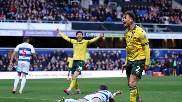 LONDON, ENGLAND - JANUARY 24: Callum Doyle of Wrexham celebrates scoring his team's first goal during the Sky Bet Championship match between Queens Park Rangers and Wrexham AFC at Loftus Road on January 24, 2026 in London, England. (Photo by Jasper Wax/Getty Images) Sheffield-Wrexham: lo streaming gratis del match - immagine 1