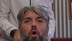 La nuova mantella del barbiere non piace ai clienti: ecco la loro reazione