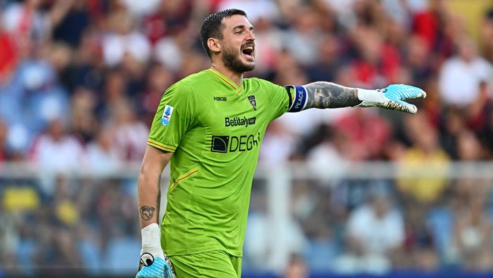GENOA, ITALY - AUGUST 23: Wladimiro Falcone of Lecce gestures during the Serie A match between Genoa CFC and US Lecce at Luigi Ferraris Stadium on August 23, 2025 in Genoa, Italy. (Photo by Simone Arveda/Getty Images) falcone napoli