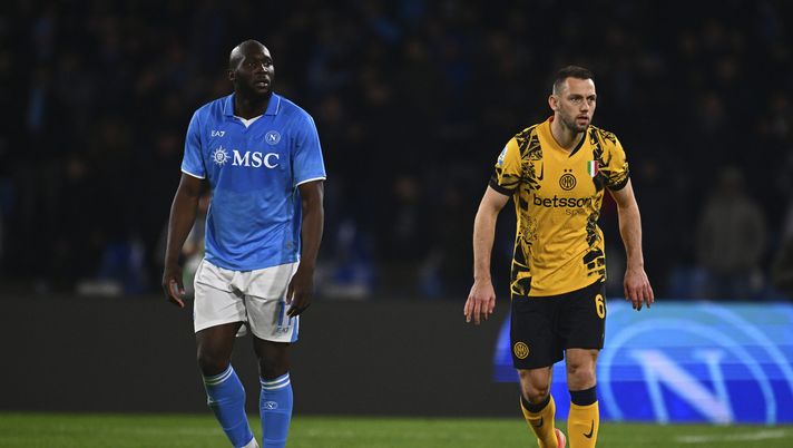 NAPLES, ITALY - MARCH 01: Romelu Lukaku of Napoli competes for the ball with Stefan De Vrij of FC Internazionale during the Serie A match between Napoli and FC Internazionale at Stadio Diego Armando Maradona on March 01, 2025 in Naples, Italy. (Photo by Mattia Ozbot - Inter/Inter via Getty Images) Svolta Serie A, dal prossimo anno sarà visibile su DAZN anche in USA e Regno Unito - immagine 1