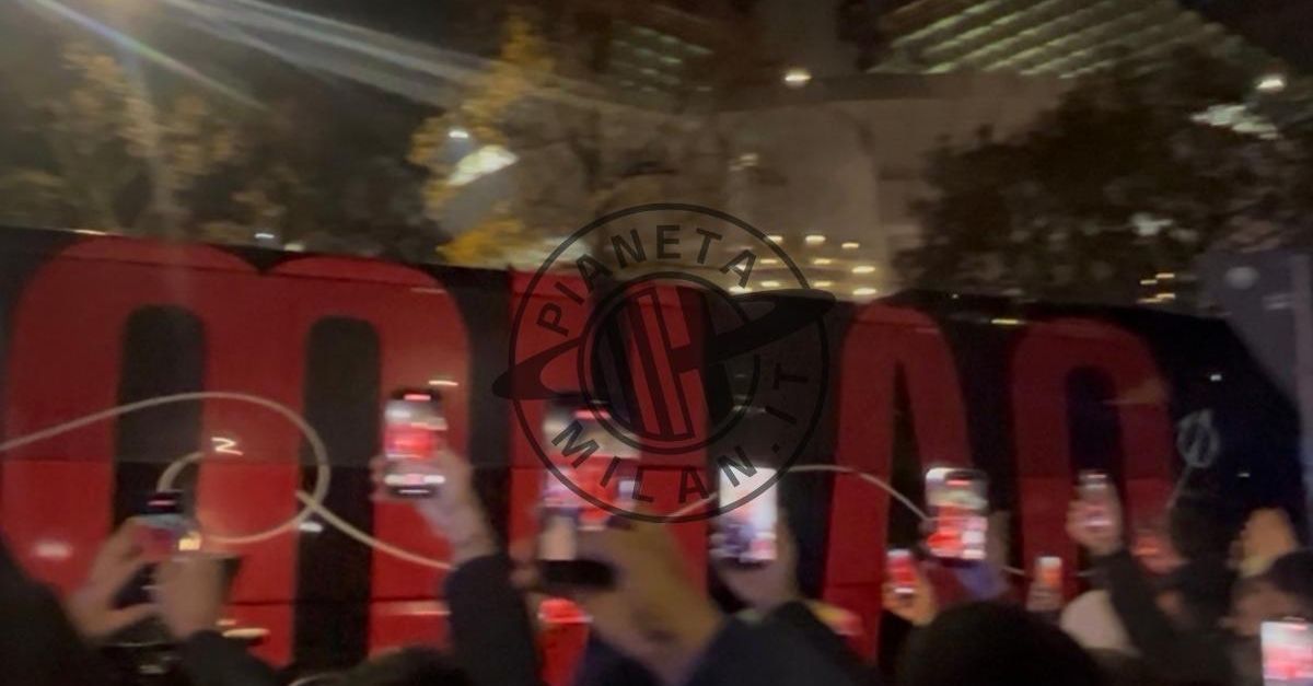 VIDEO, Milan Lazio: pullman rossonero arrivato a San Siro | PM News