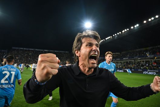 Conte fa festa dopo Parma-Napoli. (Foto di SSC NAPOLI/SSC NAPOLI via Getty Images) Napoli campione d’Italia, De Laurentiis: “Conte resta? Mai dire mai”- immagine 2