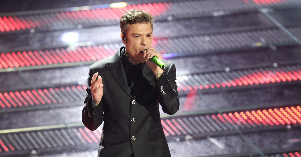 Sanremo 2025, Fedez canta ‘Battito’: occhi neri, mani sudate e tanta emozione